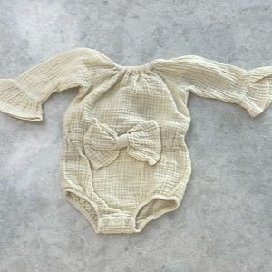 Flare sleeve, front bow cream girls bubble. Newborn. Perfect condition!